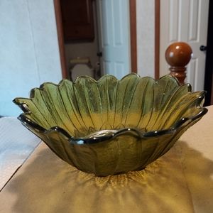 #117-8) Vintage green glass serving bowl